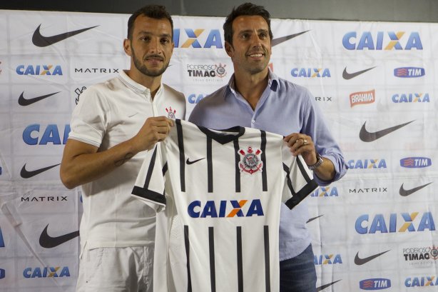O zagueiro Edu Dracena é apresentado pelo gerente de futebol Edu Gaspar, antes do treino desta tarde na Arena Corinthians, zona leste da cidade. O próximo jogo da equipe será contra o Corinthian Casuals, da Inglaterra, sábado, dia 24/01, na Arena Corinthians, em homenagem ao co-irmão