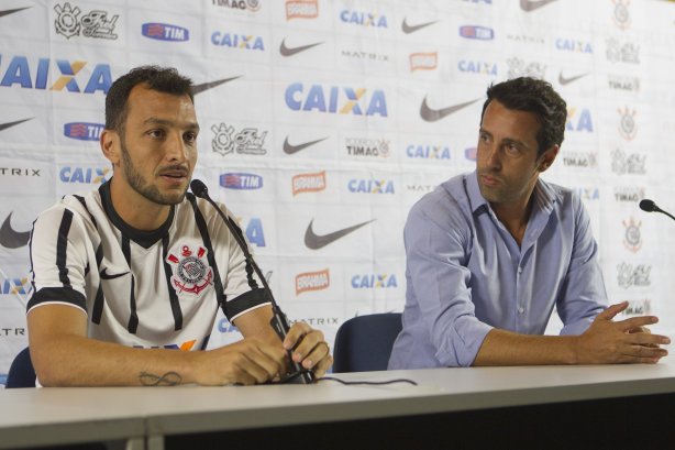 O zagueiro Edu Dracena é apresentado pelo gerente de futebol Edu Gaspar, antes do treino desta tarde na Arena Corinthians, zona leste da cidade. O próximo jogo da equipe será contra o Corinthian Casuals, da Inglaterra, sábado, dia 24/01, na Arena Corinthians, em homenagem ao co-irmão