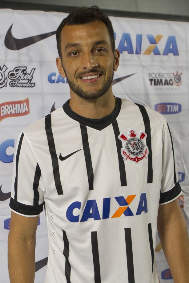 O zagueiro Edu Dracena é apresentado pelo gerente de futebol Edu Gaspar, antes do treino desta tarde na Arena Corinthians, zona leste da cidade. O próximo jogo da equipe será contra o Corinthian Casuals, da Inglaterra, sábado, dia 24/01, na Arena Corinthians, em homenagem ao co-irmão