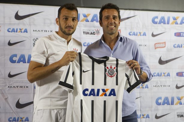 O zagueiro Edu Dracena é apresentado pelo gerente de futebol Edu Gaspar, antes do treino desta tarde na Arena Corinthians, zona leste da cidade. O próximo jogo da equipe será contra o Corinthian Casuals, da Inglaterra, sábado, dia 24/01, na Arena Corinthians, em homenagem ao co-irmão