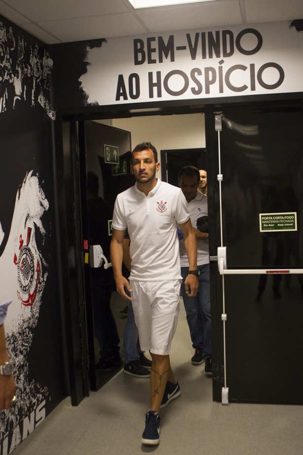 O zagueiro Edu Dracena é apresentado pelo gerente de futebol Edu Gaspar, antes do treino desta tarde na Arena Corinthians, zona leste da cidade. O próximo jogo da equipe será contra o Corinthian Casuals, da Inglaterra, sábado, dia 24/01, na Arena Corinthians, em homenagem ao co-irmão
