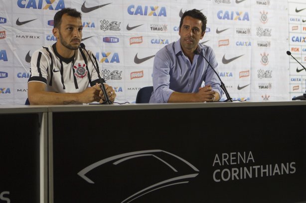 O zagueiro Edu Dracena é apresentado pelo gerente de futebol Edu Gaspar, antes do treino desta tarde na Arena Corinthians, zona leste da cidade. O próximo jogo da equipe será contra o Corinthian Casuals, da Inglaterra, sábado, dia 24/01, na Arena Corinthians, em homenagem ao co-irmão
