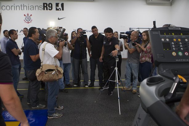 Inauguracao do Laboratorio R9 apôs o treino desta manhã no CT Joaquim Grava, zona leste da cidade. O próximo jogo da equipe será quarta-feira, dia 04/02, contra o Once Caldas/Colômbia, na Arena Corinthians, jogo de ida da Pré Libertadores de 2015