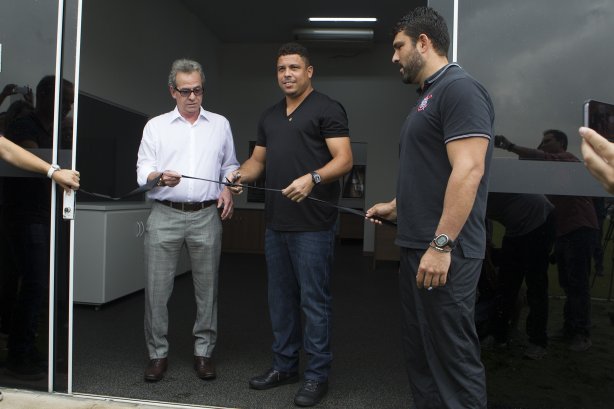 Inauguracao do Laboratorio R9 apôs o treino desta manhã no CT Joaquim Grava, zona leste da cidade. O próximo jogo da equipe será quarta-feira, dia 04/02, contra o Once Caldas/Colômbia, na Arena Corinthians, jogo de ida da Pré Libertadores de 2015