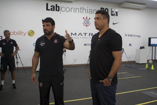Inauguracao do Laboratorio R9 apôs o treino desta manhã no CT Joaquim Grava, zona leste da cidade. O próximo jogo da equipe será quarta-feira, dia 04/02, contra o Once Caldas/Colômbia, na Arena Corinthians, jogo de ida da Pré Libertadores de 2015