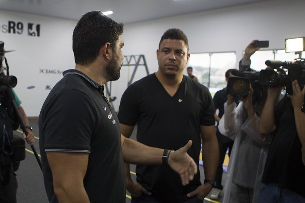 Inauguracao do Laboratorio R9 apôs o treino desta manhã no CT Joaquim Grava, zona leste da cidade. O próximo jogo da equipe será quarta-feira, dia 04/02, contra o Once Caldas/Colômbia, na Arena Corinthians, jogo de ida da Pré Libertadores de 2015
