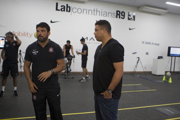 Inauguracao do Laboratorio R9 apôs o treino desta manhã no CT Joaquim Grava, zona leste da cidade. O próximo jogo da equipe será quarta-feira, dia 04/02, contra o Once Caldas/Colômbia, na Arena Corinthians, jogo de ida da Pré Libertadores de 2015