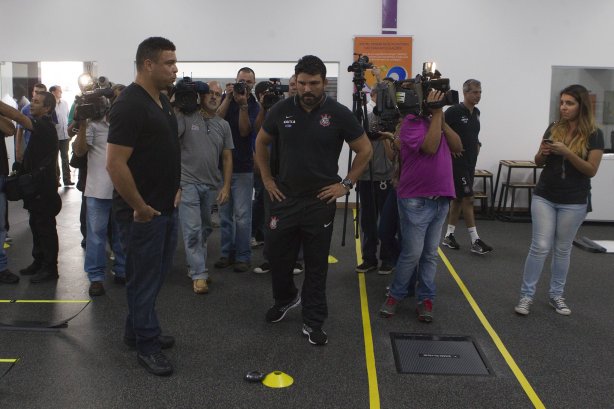 Inauguracao do Laboratorio R9 apôs o treino desta manhã no CT Joaquim Grava, zona leste da cidade. O próximo jogo da equipe será quarta-feira, dia 04/02, contra o Once Caldas/Colômbia, na Arena Corinthians, jogo de ida da Pré Libertadores de 2015