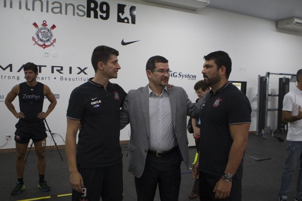 Inauguracao do Laboratorio R9 apôs o treino desta manhã no CT Joaquim Grava, zona leste da cidade. O próximo jogo da equipe será quarta-feira, dia 04/02, contra o Once Caldas/Colômbia, na Arena Corinthians, jogo de ida da Pré Libertadores de 2015