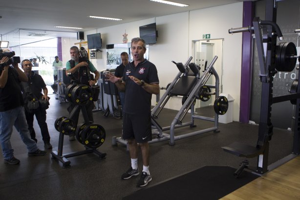 Inauguracao do Laboratorio R9 apôs o treino desta manhã no CT Joaquim Grava, zona leste da cidade. O próximo jogo da equipe será quarta-feira, dia 04/02, contra o Once Caldas/Colômbia, na Arena Corinthians, jogo de ida da Pré Libertadores de 2015