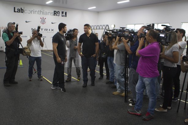 Inauguracao do Laboratorio R9 apôs o treino desta manhã no CT Joaquim Grava, zona leste da cidade. O próximo jogo da equipe será quarta-feira, dia 04/02, contra o Once Caldas/Colômbia, na Arena Corinthians, jogo de ida da Pré Libertadores de 2015