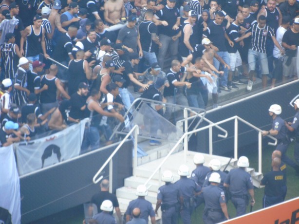 Torcedores quebraram vidro do setor Norte da Arena