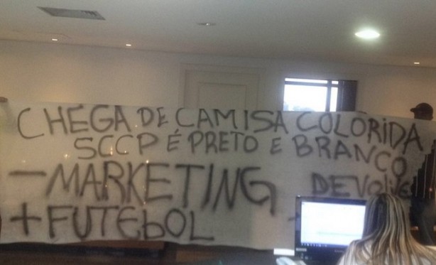 Faixa em oposição ao marketing corinthiano foi exposta no PSJ