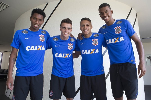 Quarteto promovido da base posou para foto antes do treino