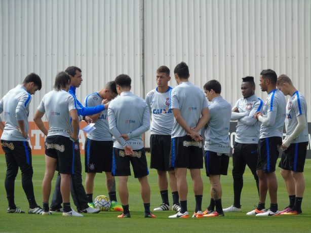 Carille conversa com titulares antes do treino desta sexta