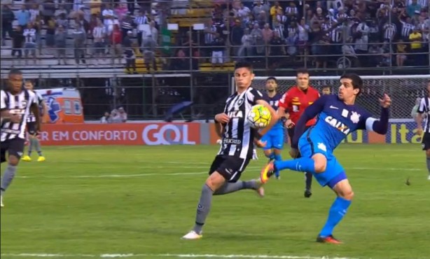 Diogo Barbosa usou o brao para dominar a bola antes de chutar para o gol