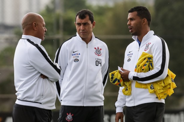 Nova comissão técnica, Mauro, Fábio e Fernando conversam durante treino
