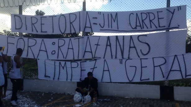 Com Andre Negão fake e 'Jim Carrey', organizada do Timão protesta no CT