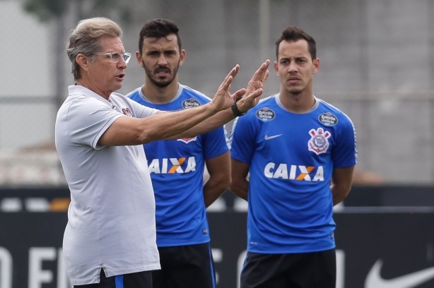 Oswaldo de Andrade instruindo jogadores do Corinthians