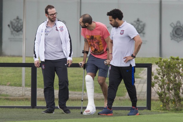 Jogador acompanhou o treinamento na manh deste sbado