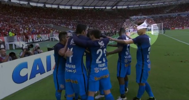 Marquinhos Gabriel foi atingido por um copo durante a comemoração do gol