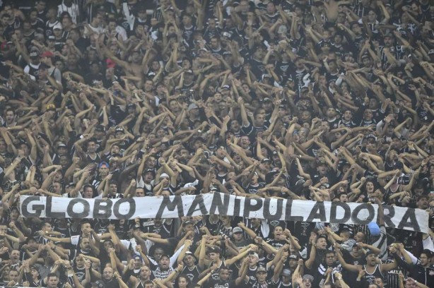 Alvo de críticas, a Globo condenou os corinthianos perante a opinião pública