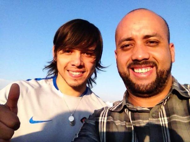André durante encontro com o atacante Ángel Romero