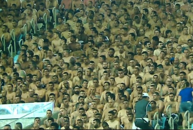 Torcedores do Corinthians são humilhados enquanto PM busca suspeitos