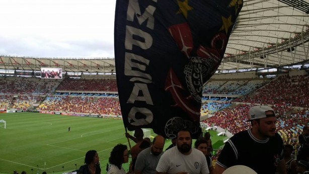 Torcedores e torcedoras do Corinthians presentes no Maracan, em clima de paz antes do confronto