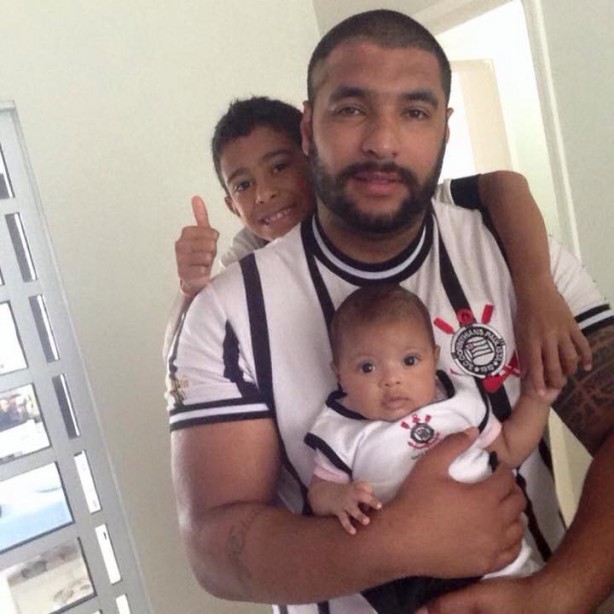 Gustavo, ao lado do enteado e da filha, está preso há mais de uma semana no Rio de Janeiro