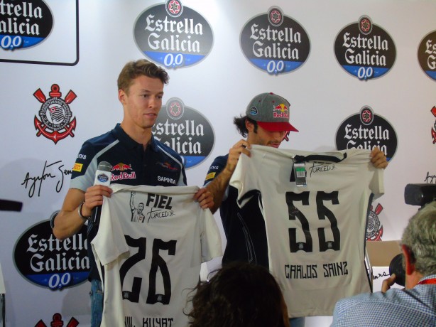 Sainz e Kvyat ganharam camisas do Corinthians autografadas pelos jogadores