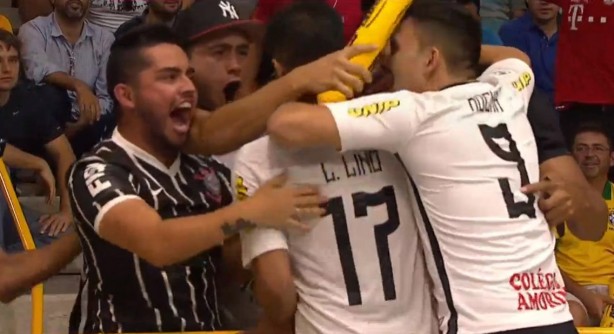 Leandro Lino anotou o terceiro do Corinthians