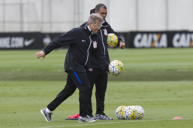 Oswaldo comandou treino da tarde