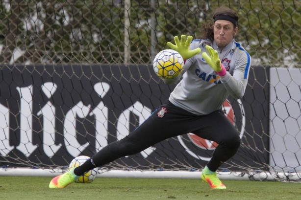 Reserva de Walter, Cássio participou do treino com os demais goleiros