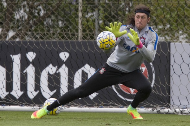 Reserva de Walter, Cssio participou do treino com os demais goleiros