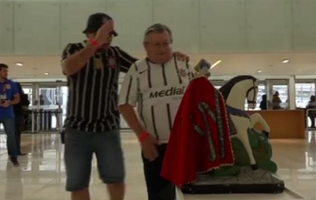 Rodrigo compareceu às instalações do estádio com seu pai