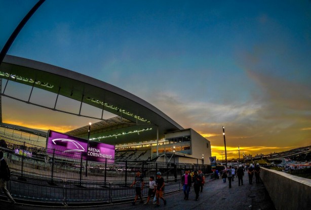 Pôr do sol com o telão da Arena ao fundo