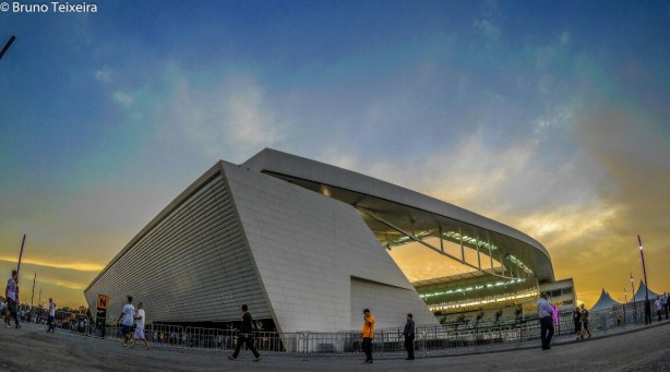 Pr do sol de fundo em toda a Arena Corinthians