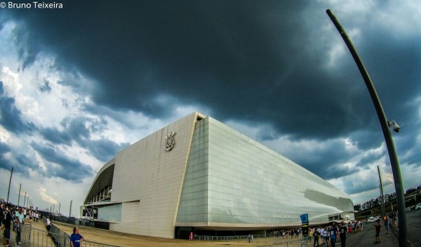 Pôr do sol em dia mais nublado na Arena Corinthians