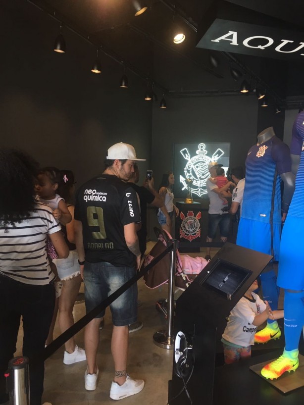 Evento com taça do Mundial de 2012 atraiu mais de 500 torcedores