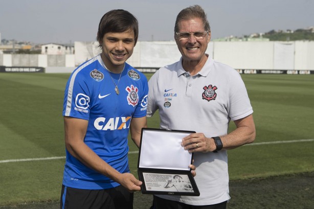 Artilheiro do time no ano, o atacante recebeu uma placa de Oswaldo 