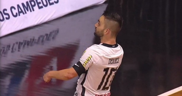 Deives comemorando a vaga na final da Liga Nacional de Futsal