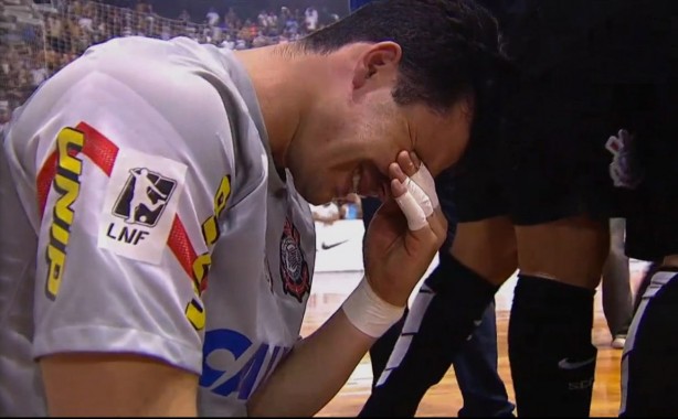 Guita emocionado após o final da partida