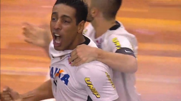Índio fez o quarto gol e saiu gritando