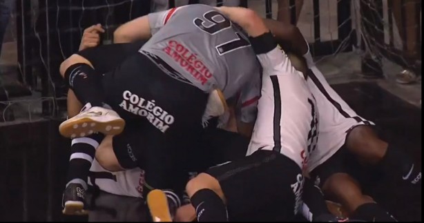 Jogadores fizeram montinho depois que Leandro Caires marcou o quinto gol