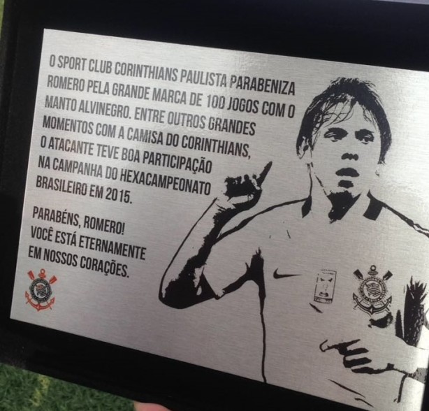 Placa foi entregue ao atacante do Timão