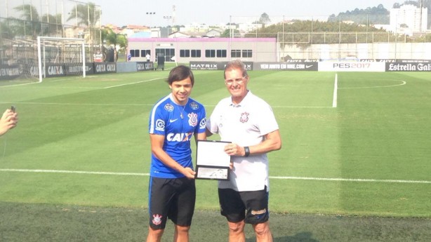 Romero recebeu placa das mãos de Oswaldo