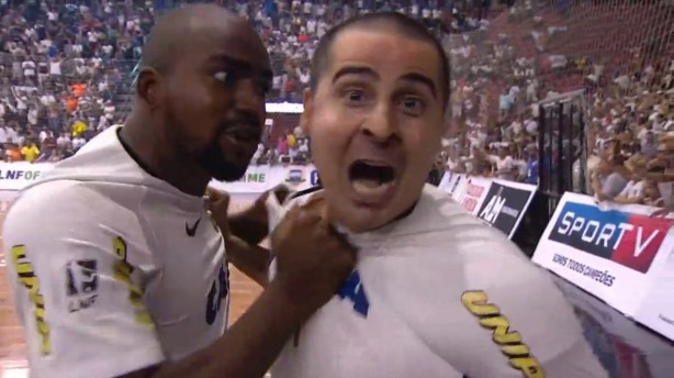 Vander Carioca ainda comemorando o segundo gol do Timão