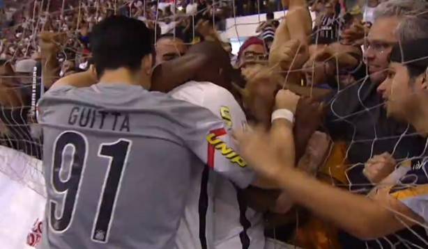 Vander Carioca fez o segundo gol e foi comemorar com a torcida