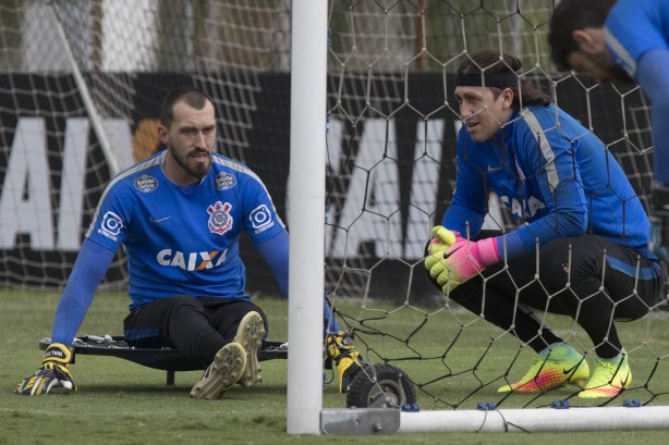 Cássio e Walter conversam no gramado